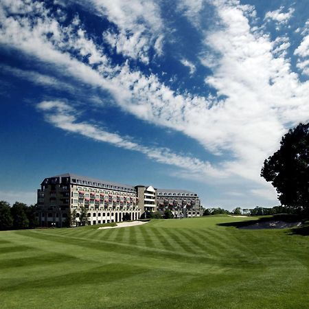 The Celtic Manor Resort Ньюпорт Экстерьер фото The 18th green at The Heritage Golf Resort & Spa