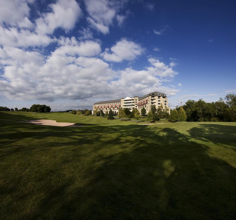 The Celtic Manor Resort Ньюпорт Экстерьер фото The 18th green at The Heritage Golf Resort & Spa